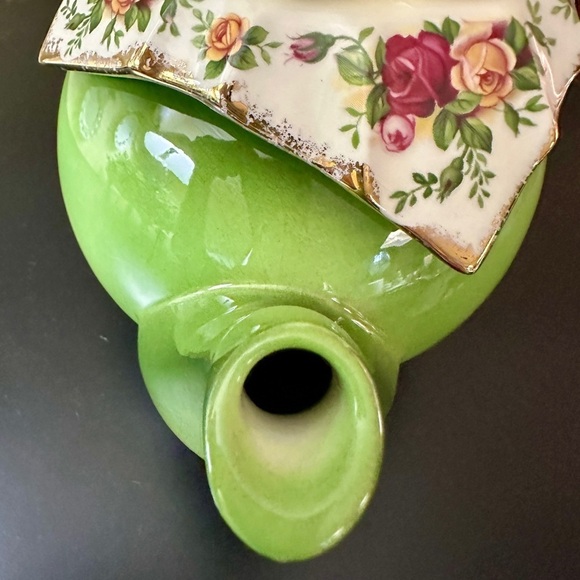 ROYAL ALBERT, OLD COUNTRY ROSES TEAPOT. APPLE GREEN TEAPOT - Picture 6 of 15
